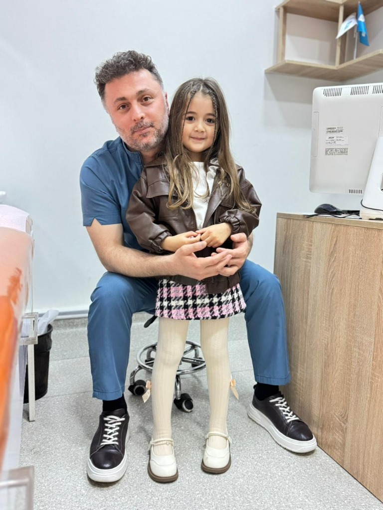 Fizioterapevt Ramazan Nəsirli uşaqla